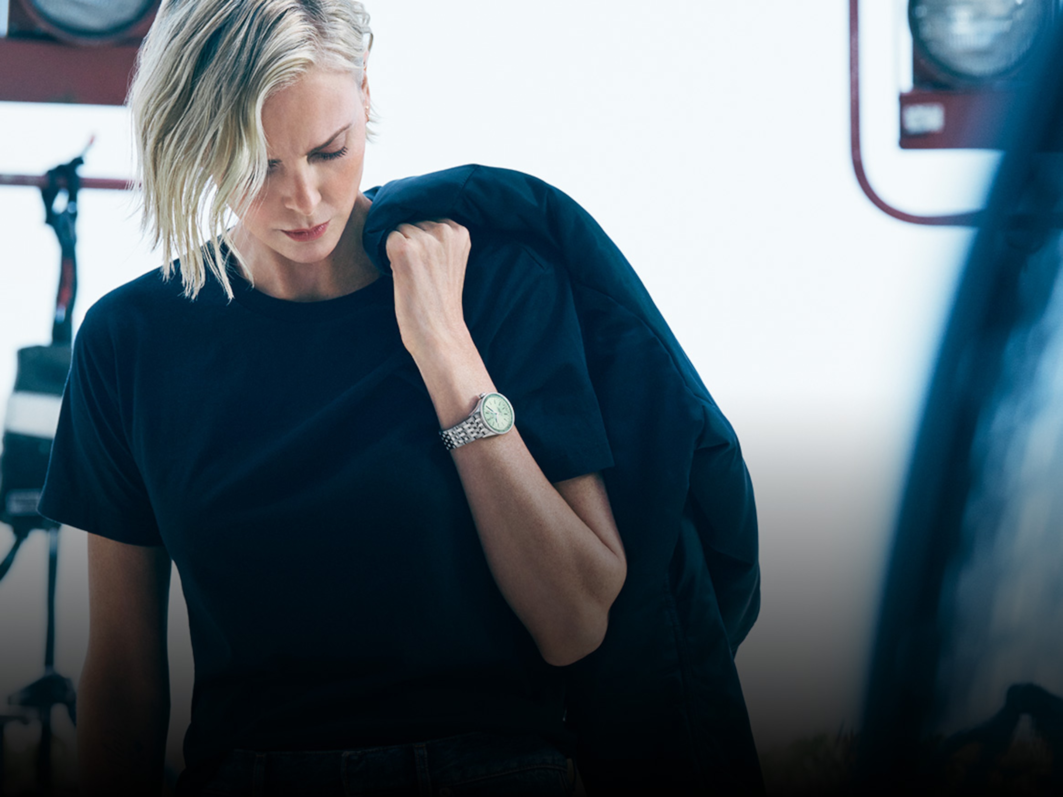 女演員 Charlize Theron 的手腕上戴著 Breilting 腕錶。