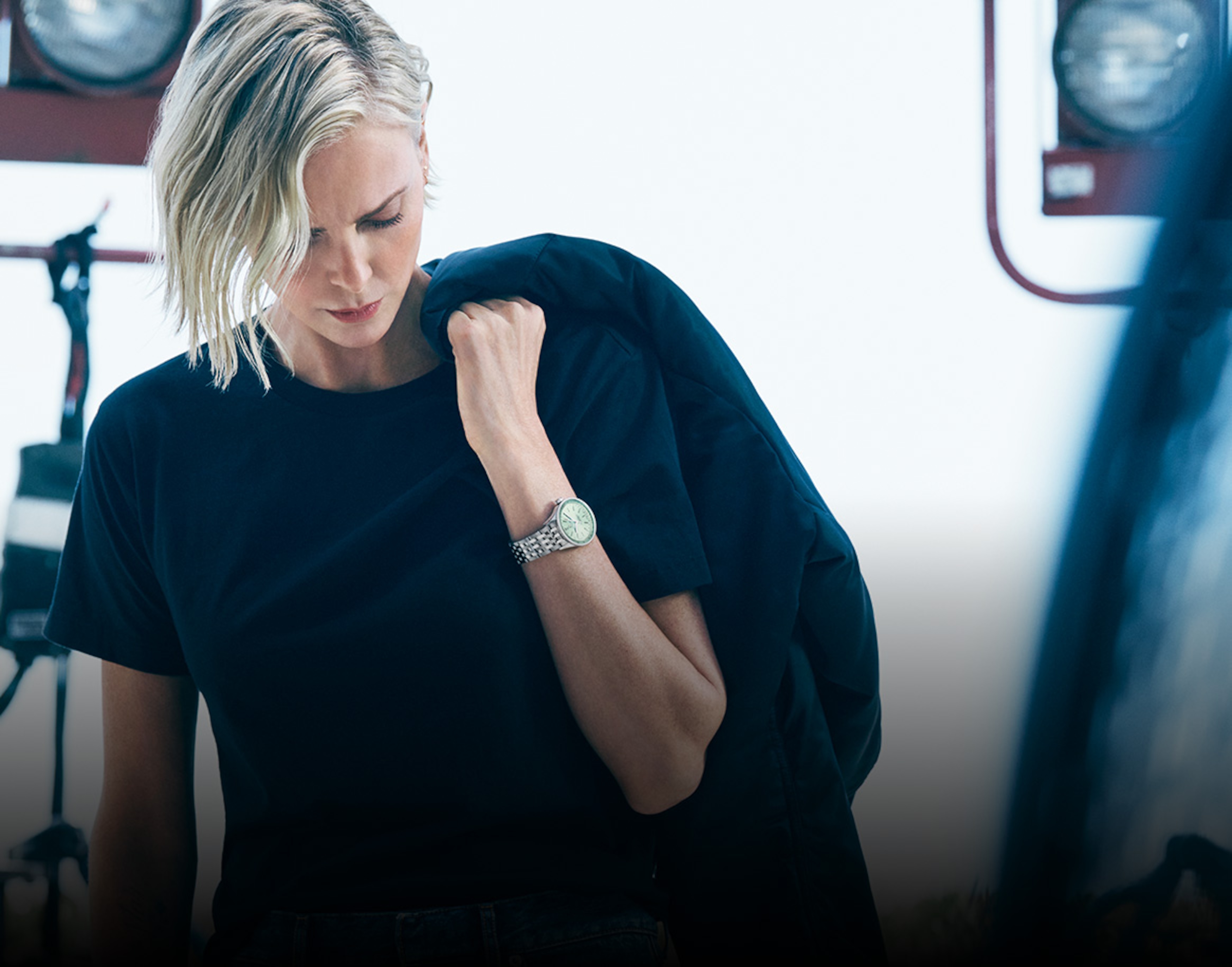 女演員 Charlize Theron 的手腕上戴著 Breilting 腕錶。