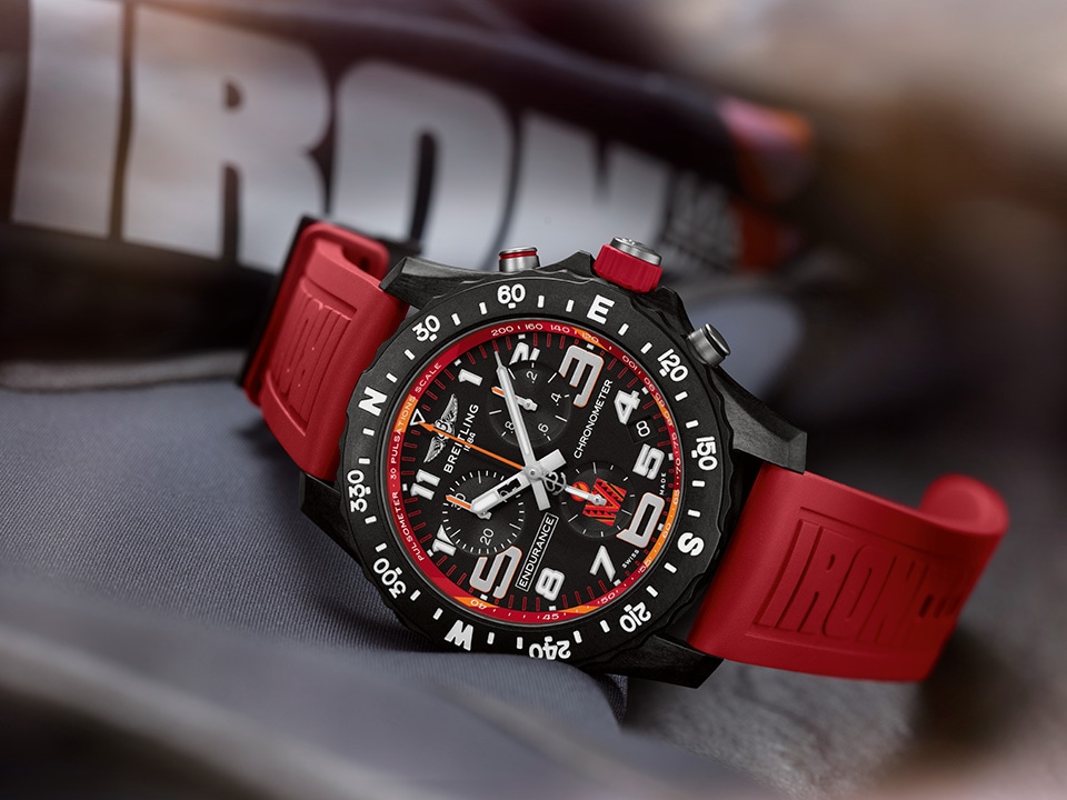 百年靈 Endurance Pro 44 鐵人賽® 2024 70.3 世界錦標賽腕表特寫